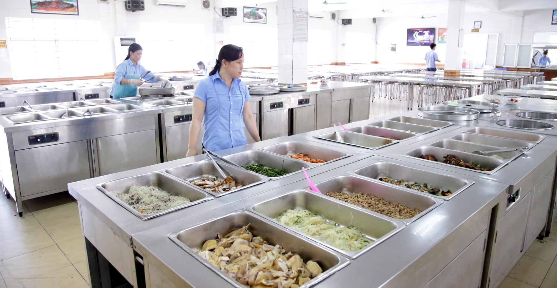 Phân xưởng Phục vụ đời sống nâng cao chất lượng bữa ăn cho người lao động (1)